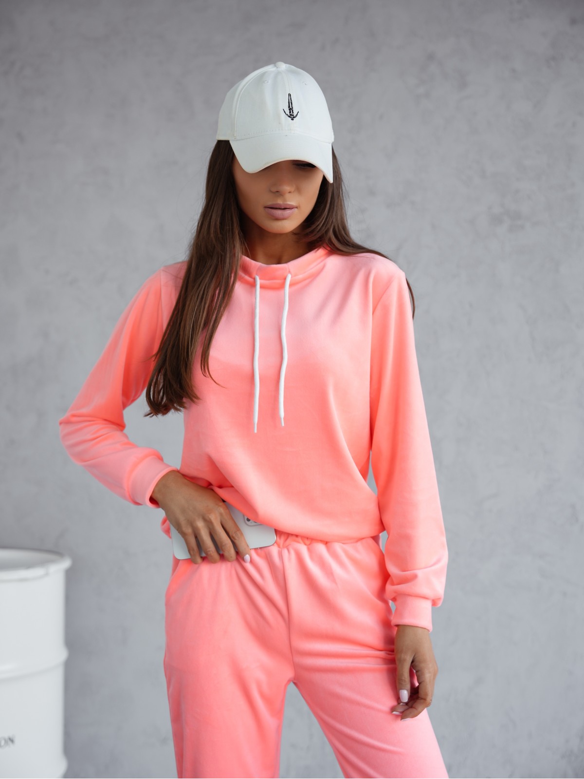 Dres Welurowy Nelani Neonowy Łososiowy Dres Welurowy Nelani Neonowy Łososiowy