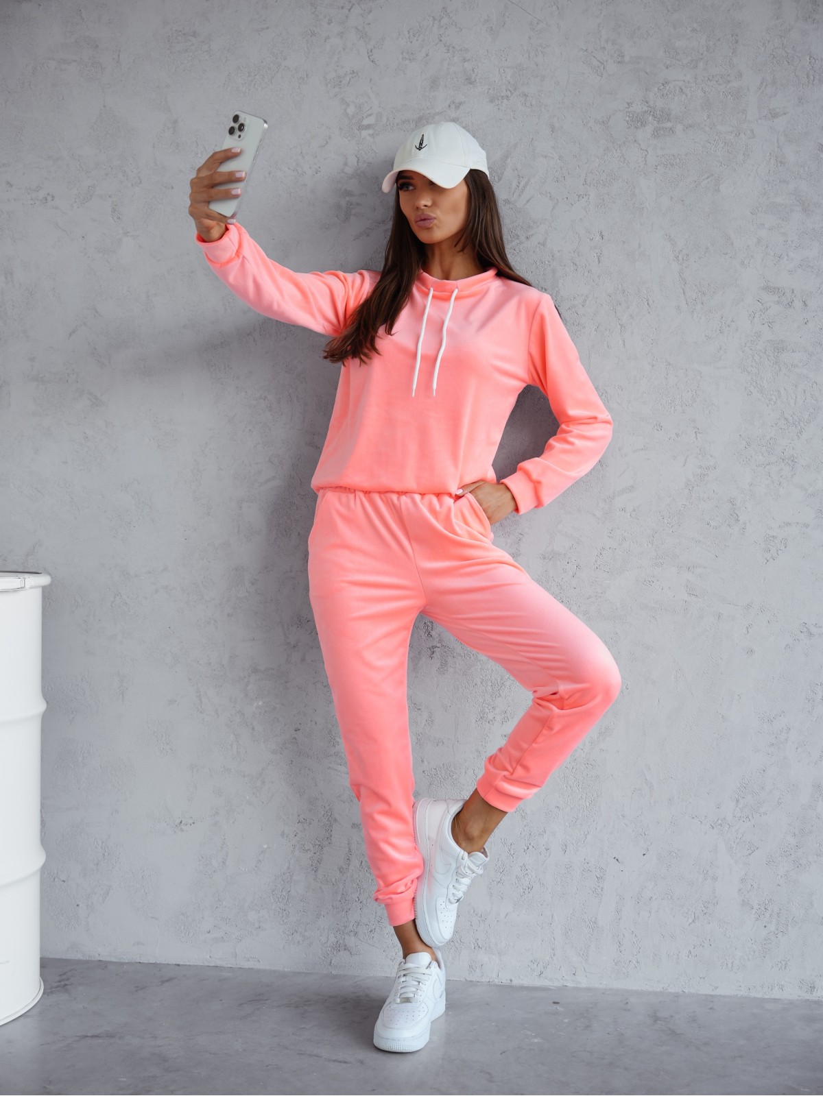 Dres Welurowy Nelani Neonowy Łososiowy Dres Welurowy Nelani Neonowy Łososiowy