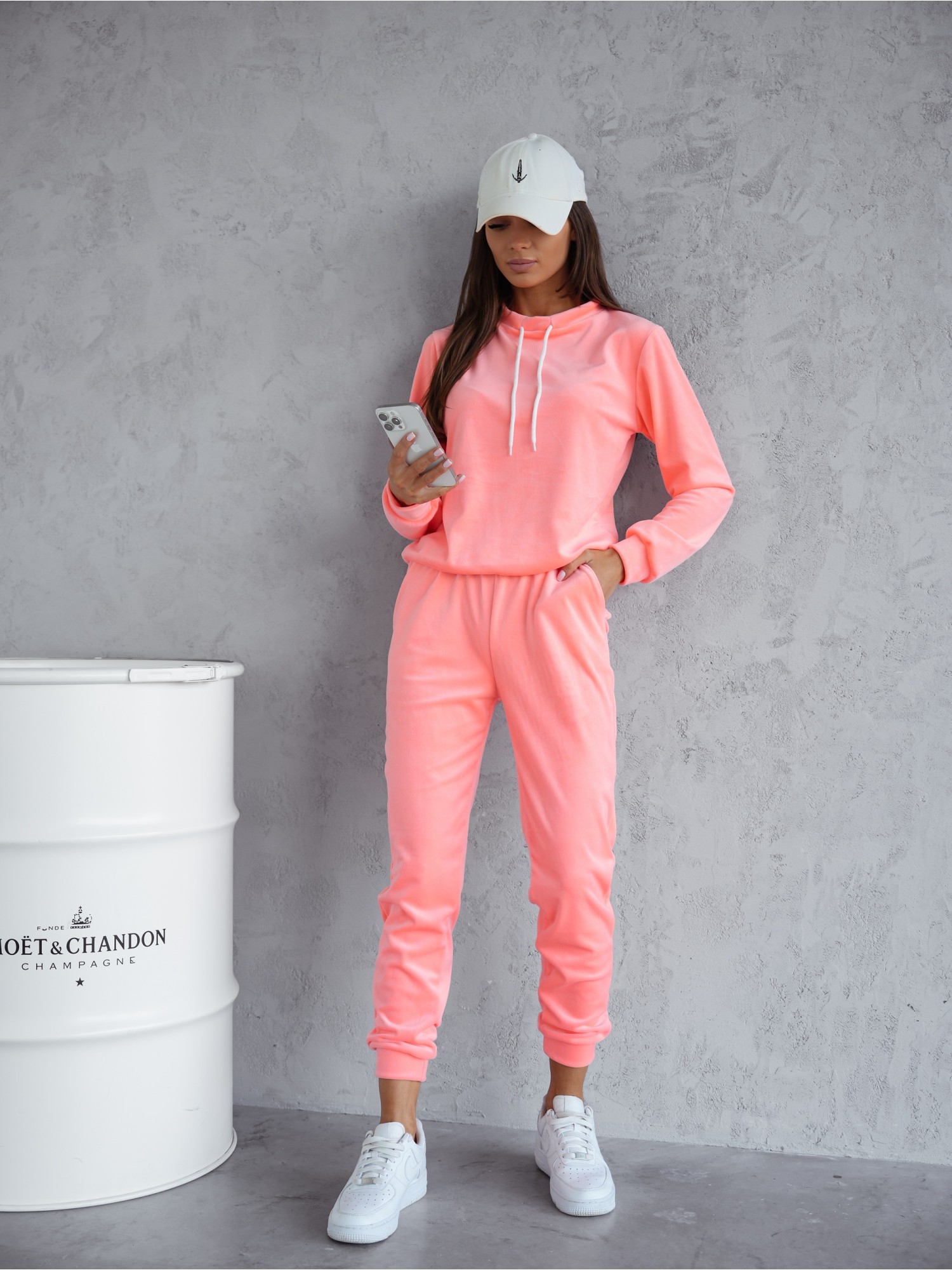 Dres Welurowy Nelani Neonowy Łososiowy Dres Welurowy Nelani Neonowy Łososiowy